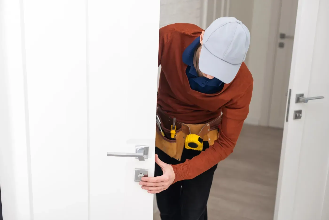 Technicien remettant en service un contrôle d'accès d'immeuble à Suresnes