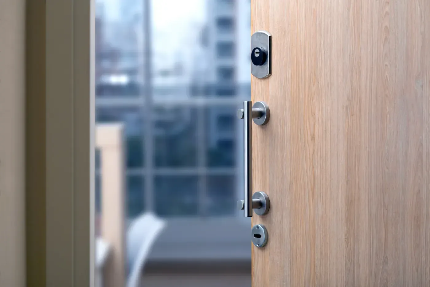Réglage d'une gâche et d'une porte d'accès en copropriété dans les Hauts-de-Seine