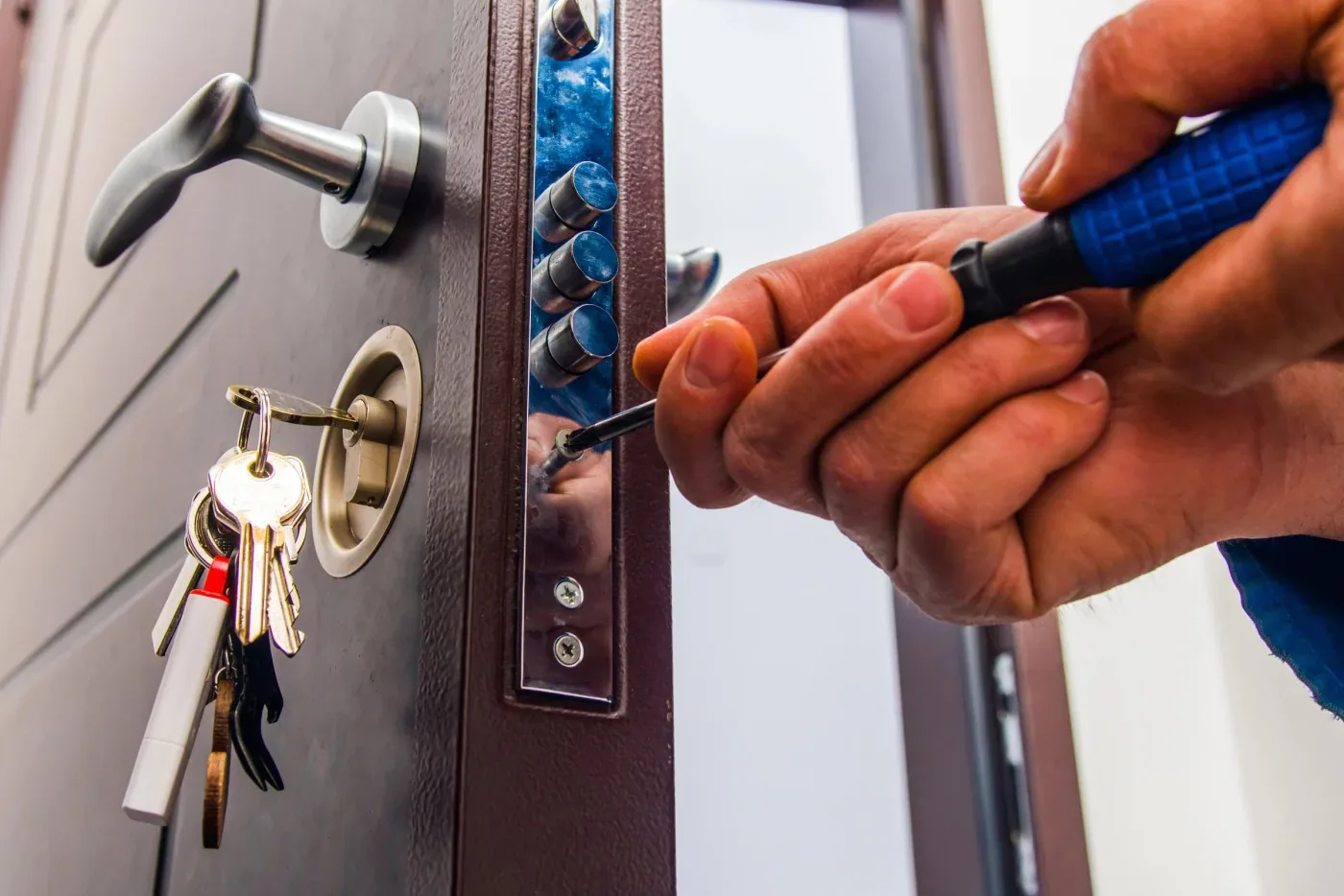 Dépannage d'une serrure de porte palière à Suresnes